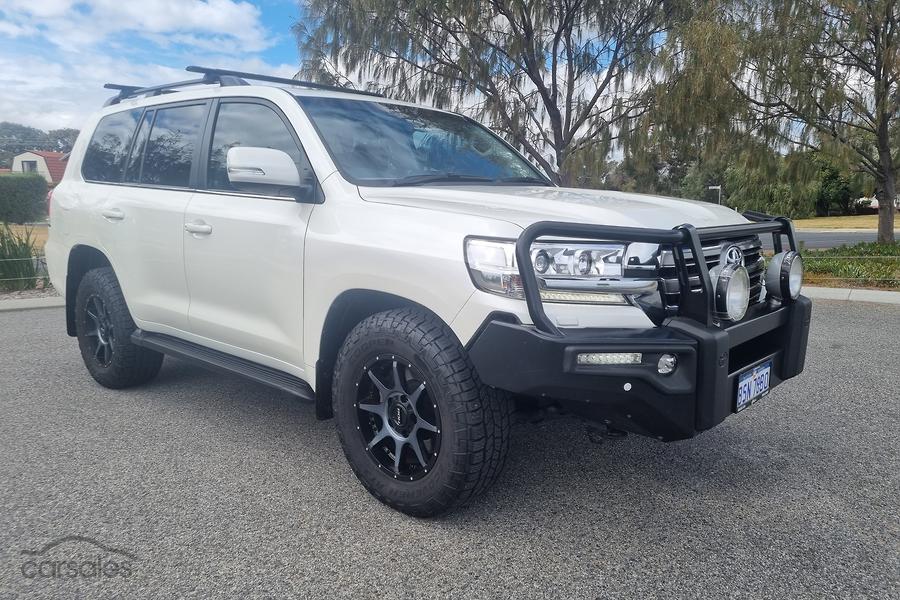 White 2018 Toyota Land Cruiser VX — VDJ200R